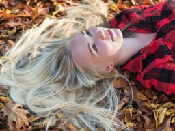Blondýnka v podzimním listí